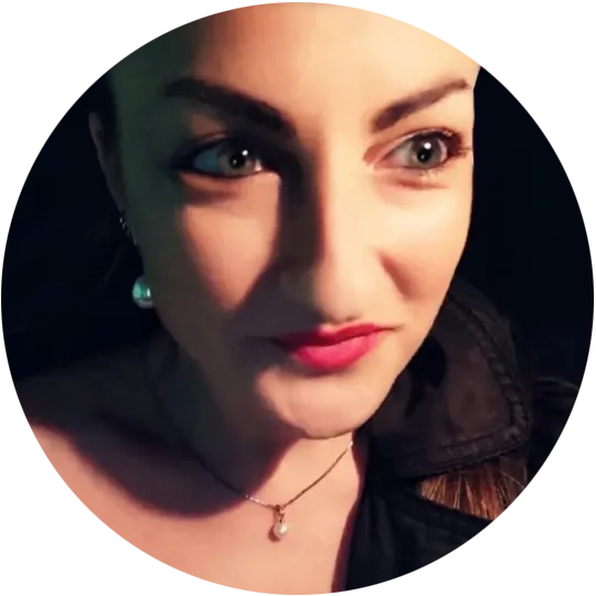 Ritratto di Elena Lazzara incorniciato in una composizione geometrica circolare. L'Armonia dei Sistemi Complessi.