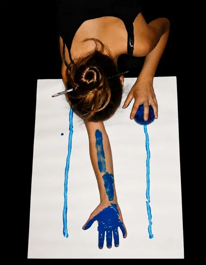 Performance artistica con corpo disteso e tracce di pigmento blu su carta, momento che documenta l’origine della ricerca di Elena Lazzara sulla sfera, nata nel 2003 come intuizione visiva su forma e percezione.