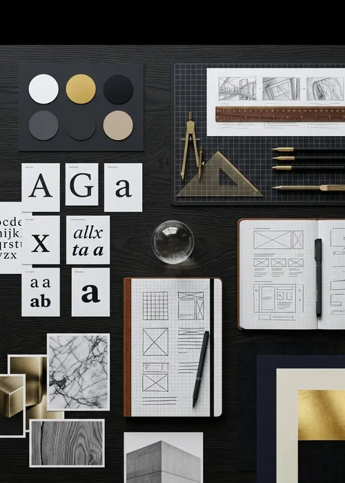 Planche de conception sur fond noir composée d'une palette chromatique, de typographies, de grilles, de dessins techniques, de mises en page éditoriales et de détails géométriques ; visualisation du processus de direction créative et d'art direction d'Elena Lazzara, où stratégie, identité visuelle et conception construisent un système cohérent.