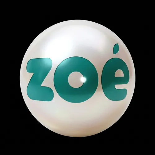 Logo ZOÉ vert appliqué sur une sphère blanche tridimensionnelle sur fond noir. Elena Lazzara valorise le signe distinctif de la marque à travers une représentation tridimensionnelle de l'identité visuelle, exprimant la continuité entre la conception du logo, la reconnaissabilité de la marque et une vision créative end-to-end.