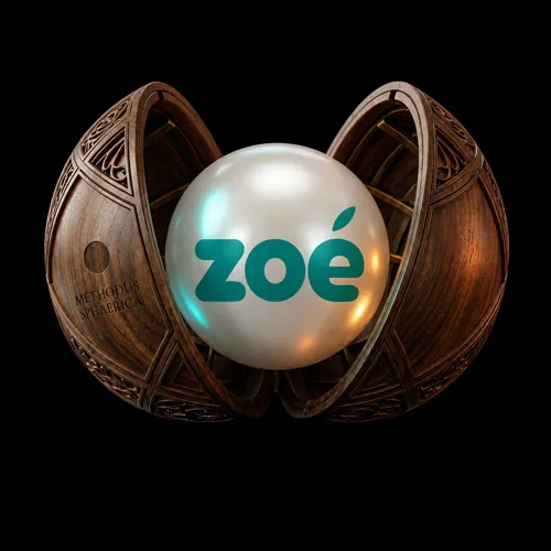 Sphère lumineuse blanche ornée du logo ZOÉ vert, enserrée par des éléments sculpturaux en bois sculpté sur fond noir. Elena Lazzara interprète la Méthode Sphérique comme une approche de la conception de brand ecosystems intégrés, en mettant en relation identité, forme, matière et communication au sein d'un système visuel cohérent.